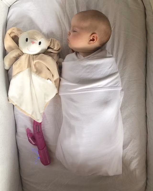 Mẹ vắng nhà, ông bố đã nghĩ ra cách ru con ngủ kì lạ chưa từng có - Hình 1