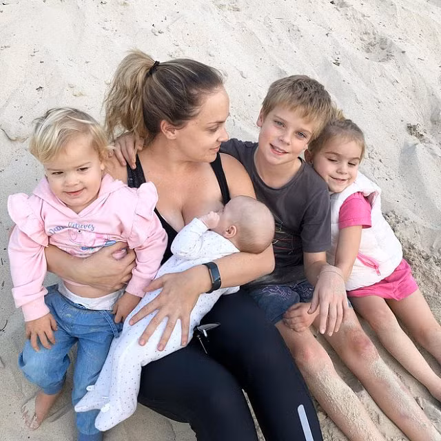 Mẹ vắng nhà, ông bố đã nghĩ ra cách ru con ngủ kì lạ chưa từng có - Hình 2