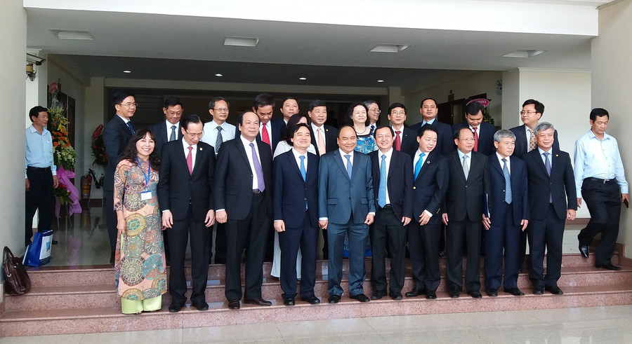 Thủ tướng Nguyễn Xuân Phúc chụp hình kỉ niệm với lãnh đạo Đại học Quốc gia TPHCM Thủ tướng Nguyễn Xuân Phúc chụp hình kỉ niệm với lãnh đạo Đại học Quốc gia TPHCM