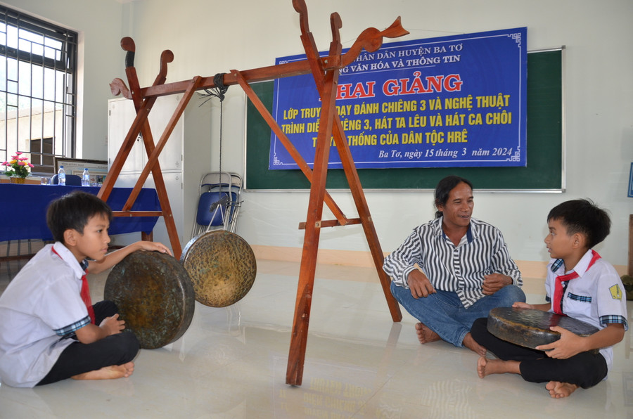 Anh Phạm Văn Sây hướng dẫn cho học sinh đành chiêng. Anh Phạm Văn Sây hướng dẫn cho học sinh đành chiêng.