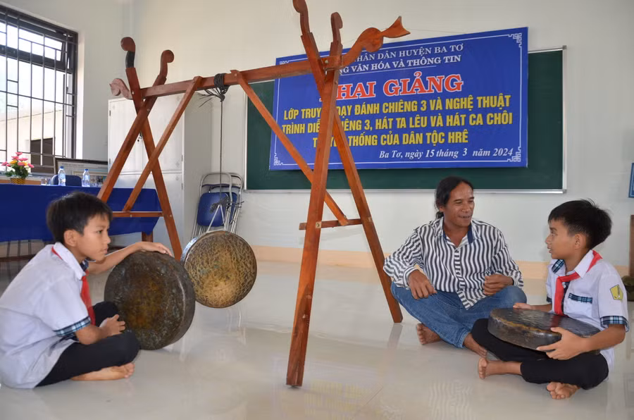 Anh Phạm Văn Sây hướng dẫn cho học sinh đành chiêng.