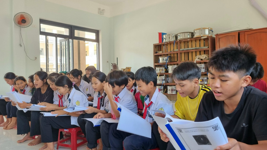 Học sinh hào hứng với những làn điệu dân ca của người Hrê. Học sinh hào hứng với những làn điệu dân ca của người Hrê.