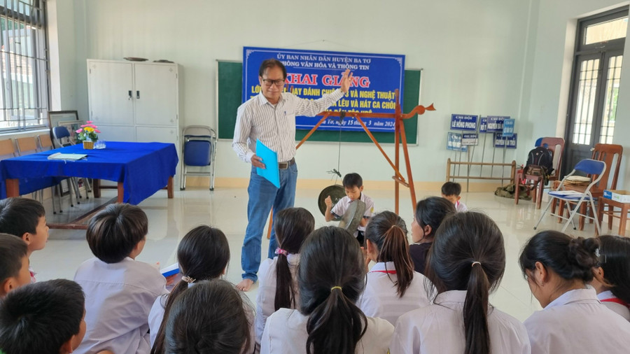 Nhạc sĩ Phạm Minh Đát truyền dạy hát Ta Têu, hát Ca Chôi của đồng bào Hrê. Nhạc sĩ Phạm Minh Đát truyền dạy hát Ta Têu, hát Ca Chôi của đồng bào Hrê.