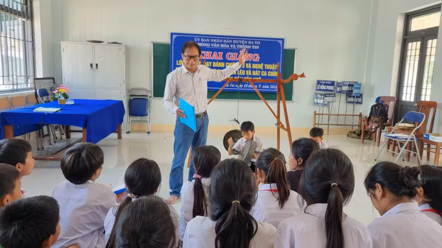 Nhạc sĩ Phạm Minh Đát truyền dạy hát Ta Têu, hát Ca Chôi của đồng bào Hrê.