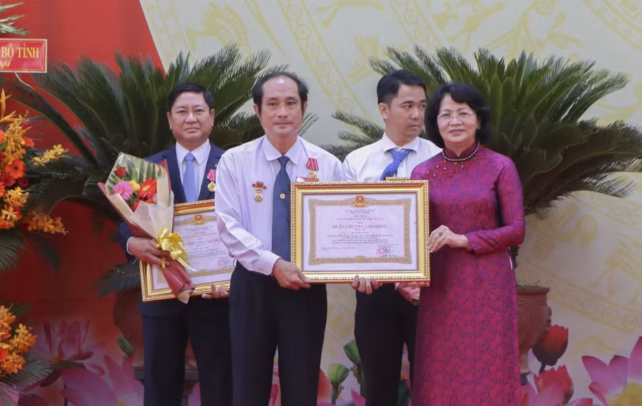 Phó Chủ tịch nước trao Huân chương Lao động hạng Ba cho tập thể và cá nhân. (Ảnh: Duy Quan).