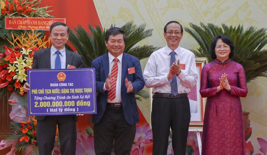 Đoàn công tác do Phó Chủ tịch nước Đặng Thị Ngọc Thịnh dẫn đầu đã trao tặng số tiền 2 tỷ đồng cho tỉnh Ninh Thuận. (Ảnh: Duy Quan).