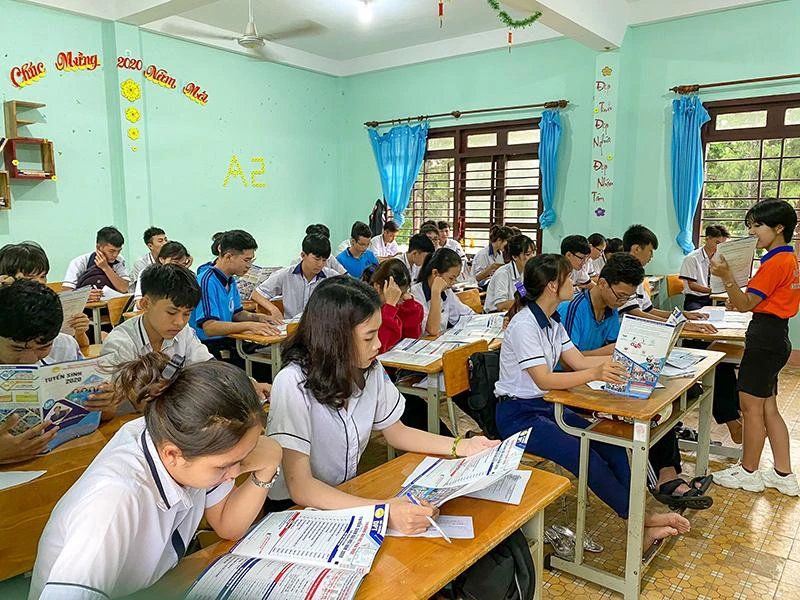 Học sinh lớp 12 Trường THPT Ngô Quyền trong một buổi ôn tập và tìm hiểu về thông tin tuyển sinh 