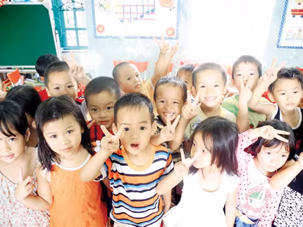 Hỗ trợ các gia đình sinh toàn con gái gặp khó khăn