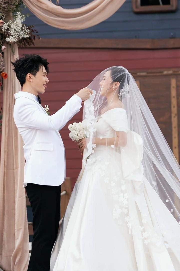 Anh Tú - Diệu Nhi trong lễ cưới. Anh Tú - Diệu Nhi trong lễ cưới.