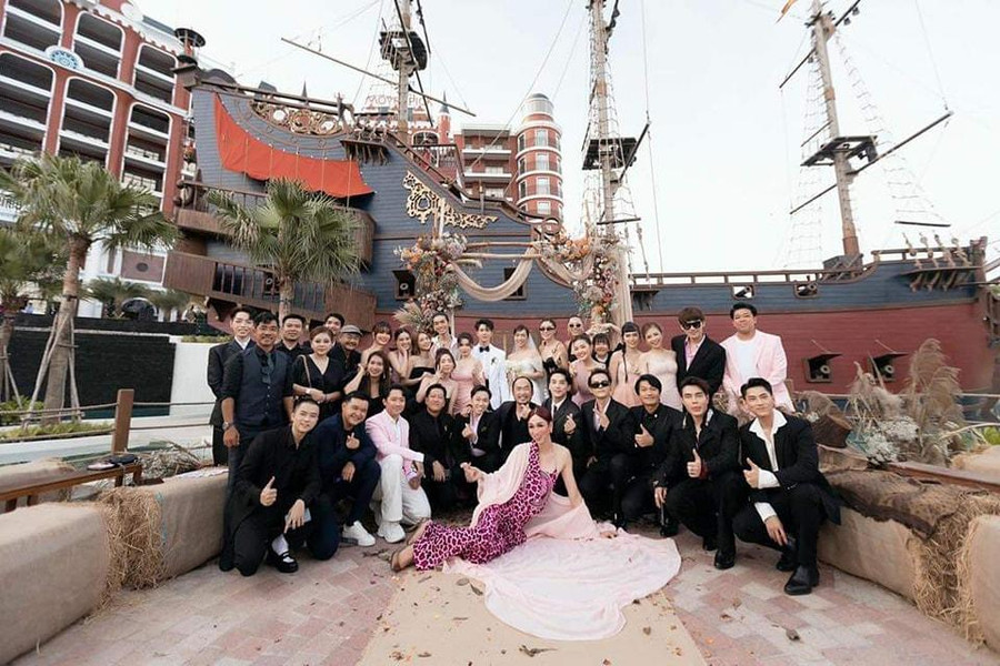 Hôn lễ của Diệu Nhi - Anh Tú quy tụ dàn khách mời gồm nhiều nghệ sĩ đình đám như Trấn Thành, Anh Đức, Lê Giang, Bảo Lâm, Kiều Minh Tuấn, Ninh Dương Lan Ngọc,... Hôn lễ của Diệu Nhi - Anh Tú quy tụ dàn khách mời gồm nhiều nghệ sĩ đình đám như Trấn Thành, Anh Đức, Lê Giang, Bảo Lâm, Kiều Minh Tuấn, Ninh Dương Lan Ngọc,...