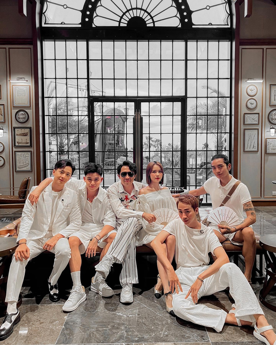 Khách mời đều diện tone màu trắng. Khách mời đều diện tone màu trắng.