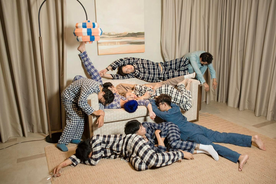 Mỗi người đều mặc một bộ đồ ngủ và cùng nhau tạo dáng trước ống kính.