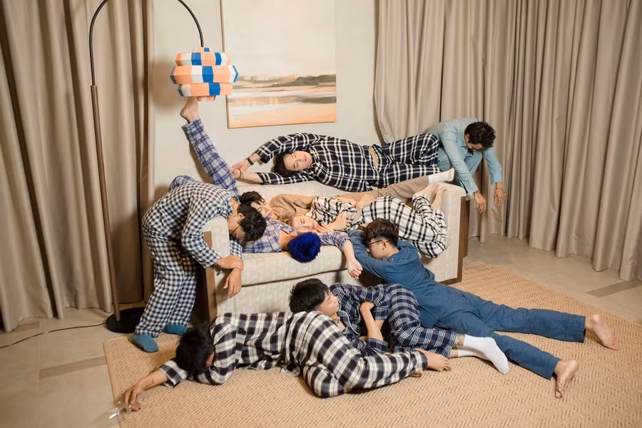 Mỗi người đều mặc một bộ đồ ngủ và cùng nhau tạo dáng trước ống kính.