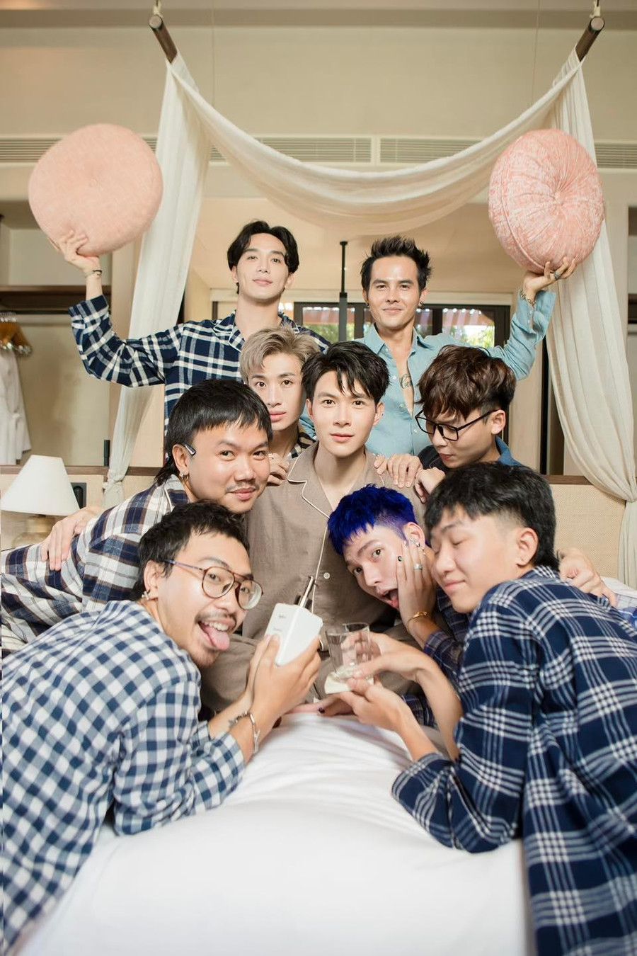 Chú rể điển trai và dàn phù rể không kém phần hài hước.