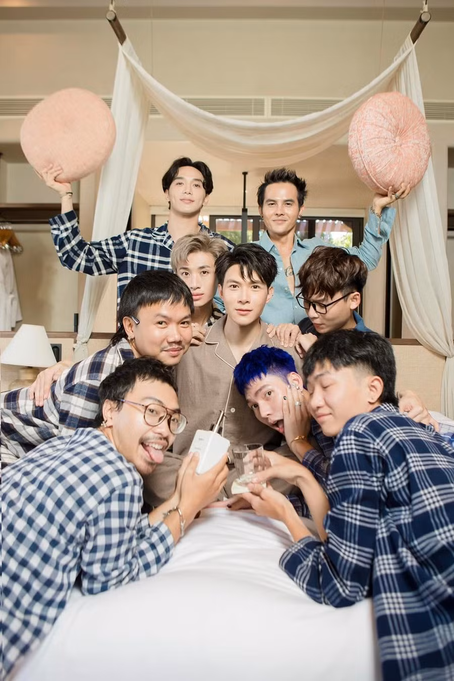 Chú rể điển trai và dàn phù rể không kém phần hài hước.