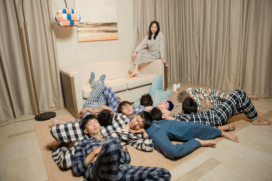 Cô dâu Diệu Nhi ngồi chống cằm với vẻ mặt &quot;bất lực&quot;.