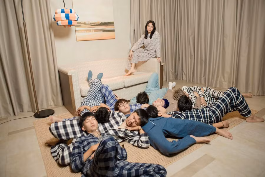 Cô dâu Diệu Nhi ngồi chống cằm với vẻ mặt "bất lực".