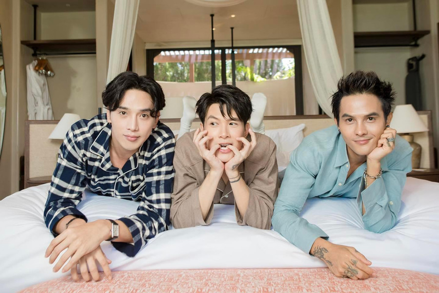 Trước hôn lễ 1 ngày, Anh Tú đã lên đồ thực hiện bộ ảnh của một bữa &quot;tiệc ngủ&quot;.