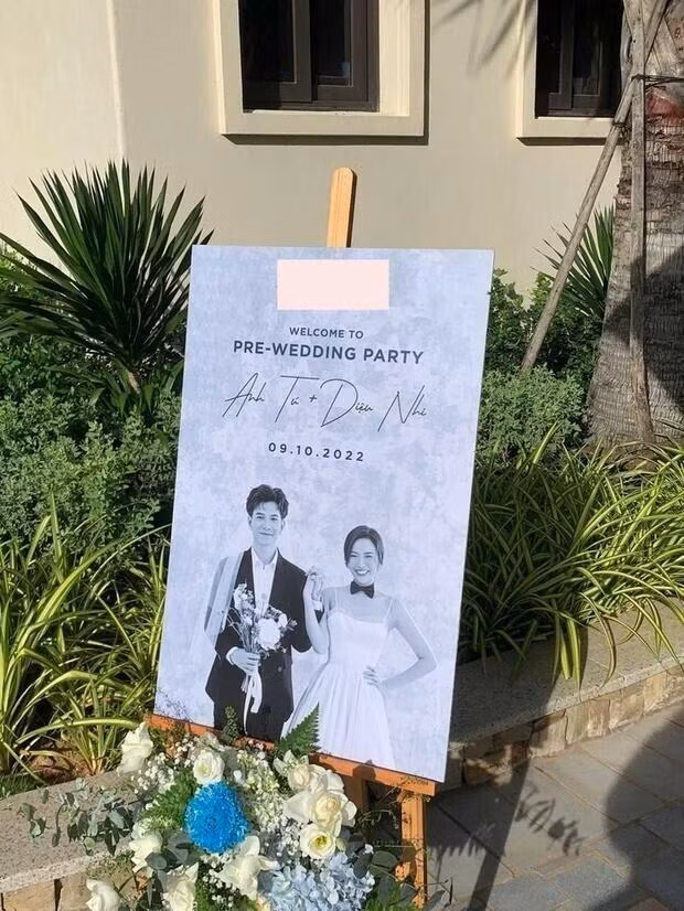 Sự hài hước, "lầy lội" của Diệu Nhi - Anh Tú khiến nhiều người thích thú. Trong khi Diệu Nhi đeo nơ của chú rể, Anh Tú lại đội khăn voan của cô dâu.