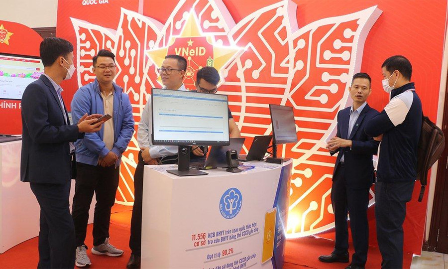Gian trưng bày ứng dụng căn cước công dân (CCCD) gắn chíp trong khám chữa bệnh BHYT của ngành BHXH Việt Nam.
