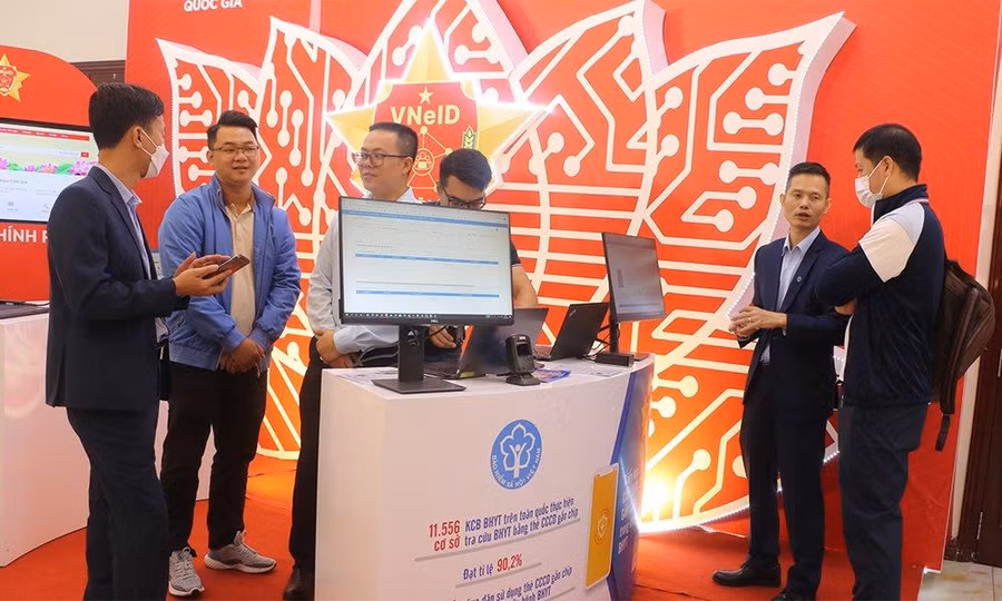 Gian trưng bày ứng dụng căn cước công dân (CCCD) gắn chíp trong khám chữa bệnh BHYT của ngành BHXH Việt Nam.