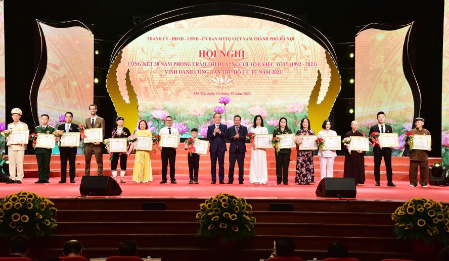 Chủ tịch HĐND thành phố Hà Nội Nguyễn Ngọc Tuấn, Phó Bí thư Thành ủy Hà Nội Nguyễn Văn Phong trao tặng danh hiệu “Người tốt, việc tốt” cho 15 cá nhân tiêu biểu Chủ tịch HĐND thành phố Hà Nội Nguyễn Ngọc Tuấn, Phó Bí thư Thành ủy Hà Nội Nguyễn Văn Phong trao tặng danh hiệu “Người tốt, việc tốt” cho 15 cá nhân tiêu biểu
