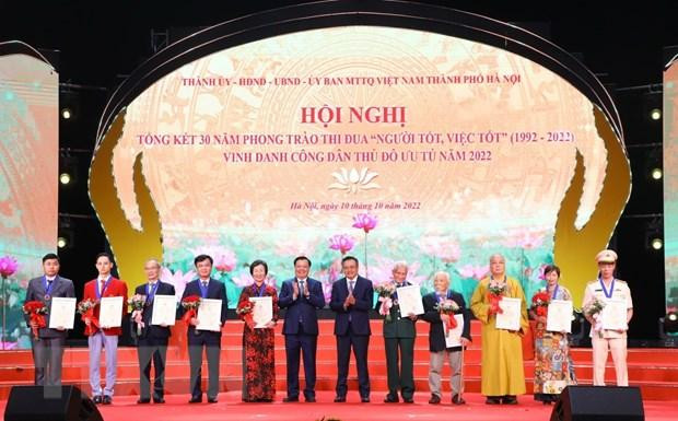 Bí thư Thành ủy Đinh Tiến Dũng và Chủ tịch UBND TP Hà Nội Trần Sỹ Thanh chúc mừng 10 Công dân Thủ đô ưu tú năm 2022 Bí thư Thành ủy Đinh Tiến Dũng và Chủ tịch UBND TP Hà Nội Trần Sỹ Thanh chúc mừng 10 Công dân Thủ đô ưu tú năm 2022