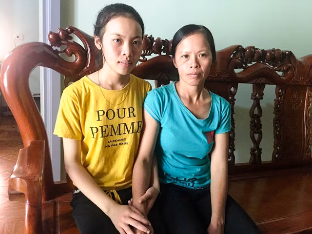 Em Phan Thị Hằng – thủ khoa môn Ngữ văn toàn quốc bên cạnh mẹ Em Phan Thị Hằng – thủ khoa môn Ngữ văn toàn quốc bên cạnh mẹ