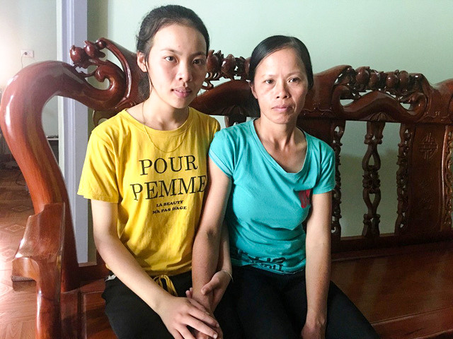 Em Phan Thị Hằng – thủ khoa môn Ngữ văn toàn quốc bên cạnh mẹ Em Phan Thị Hằng – thủ khoa môn Ngữ văn toàn quốc bên cạnh mẹ