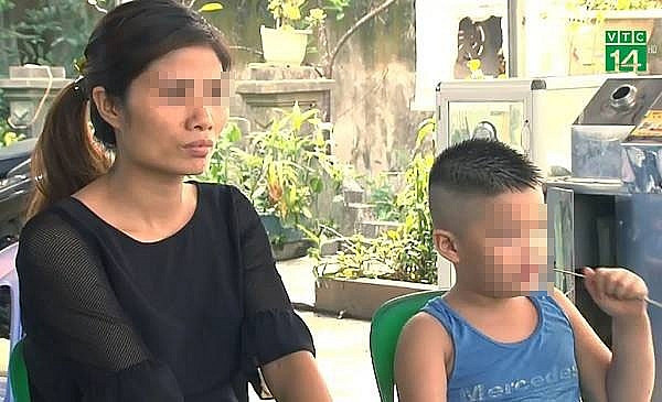 Mẹ con chị Vũ Thị Hương và Đoàn Nhật M. – con đẻ anh Phùng Giang Sơn. - Ảnh: Kênh VTC 14 Mẹ con chị Vũ Thị Hương và Đoàn Nhật M. – con đẻ anh Phùng Giang Sơn. - Ảnh: Kênh VTC 14