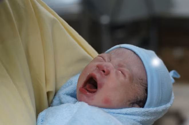 5 điều bố mẹ nên làm để tránh bị trao nhầm con tại viện