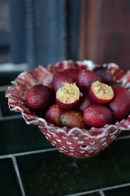 Đến cả chanh, bưởi, dưa chuột, ổi.... giờ cũng có màu đỏ rực ảnh 10