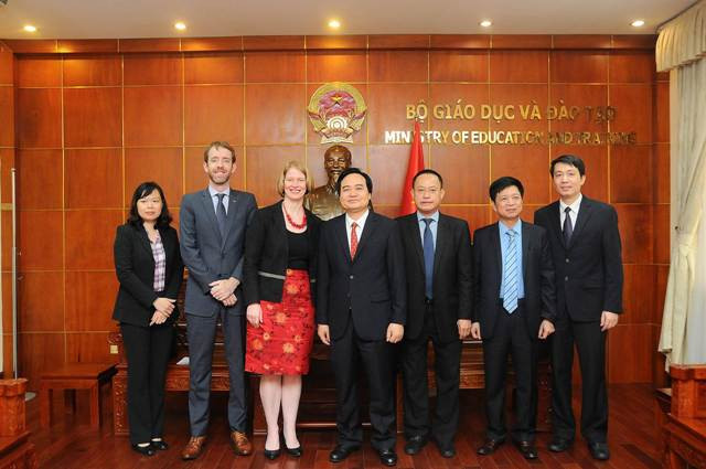 Bộ trưởng Phùng Xuân Nhạ (thứ tư từ phải sang) và bà bà Wendy Matthews (thứ ba từ trái sang) cùng các đại biểu tại buổi tiếp