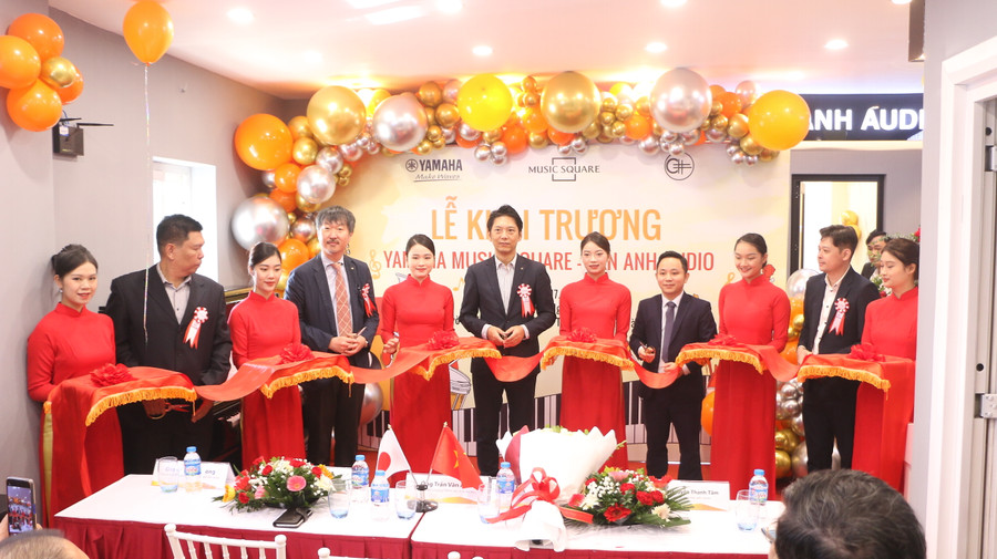 Các đại biểu, khách mời cắt băng khai trương Yamaha Music Square - Văn Anh Audio tại Hà Nội. Các đại biểu, khách mời cắt băng khai trương Yamaha Music Square - Văn Anh Audio tại Hà Nội.
