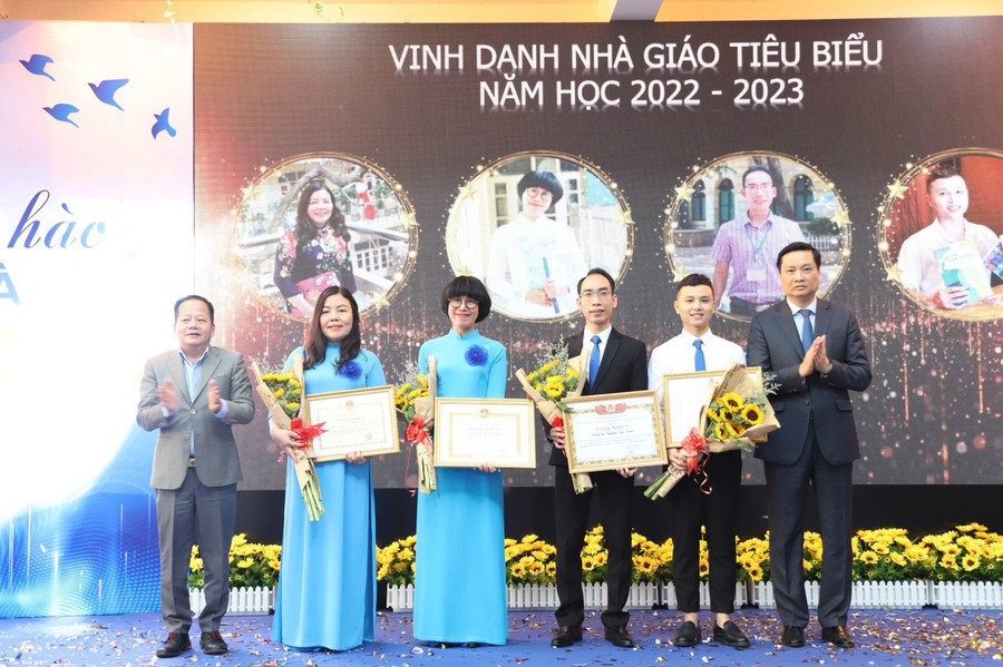 Phó Bí thư Thường trực Quận uỷ Nguyễn Quốc Khánh và Chủ tịch Uỷ ban MTTQ Việt Nam quận Hoàn Kiếm Lê Hồng Phú tặng Bằng khen cho 4 nhà giáo tiêu biểu của Trường THCS Chương Dương.