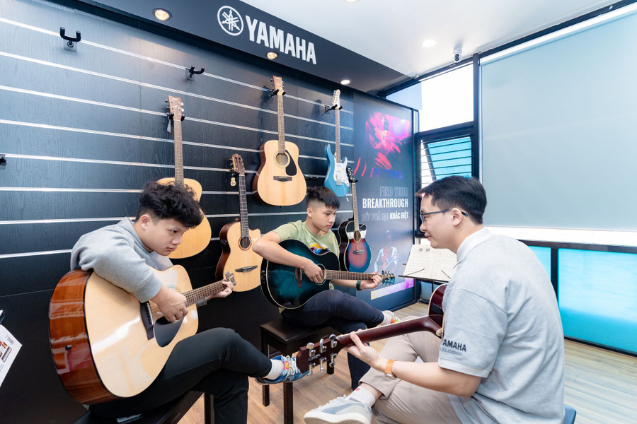 Học viên được thỏa sức đam mê âm nhạc của mình với những nhạc cụ yêu thích. Học viên được thỏa sức đam mê âm nhạc của mình với những nhạc cụ yêu thích.