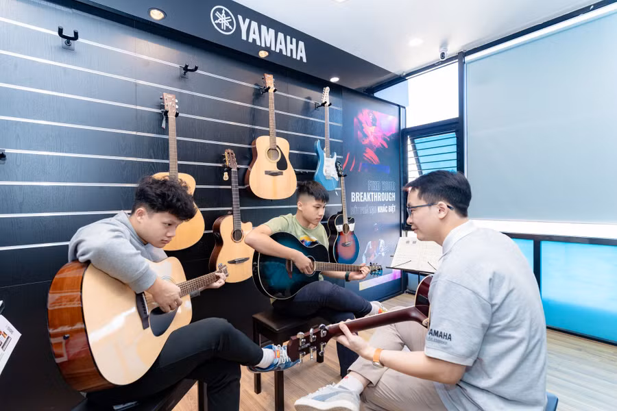 Học viên được thỏa sức đam mê âm nhạc của mình với những nhạc cụ yêu thích.