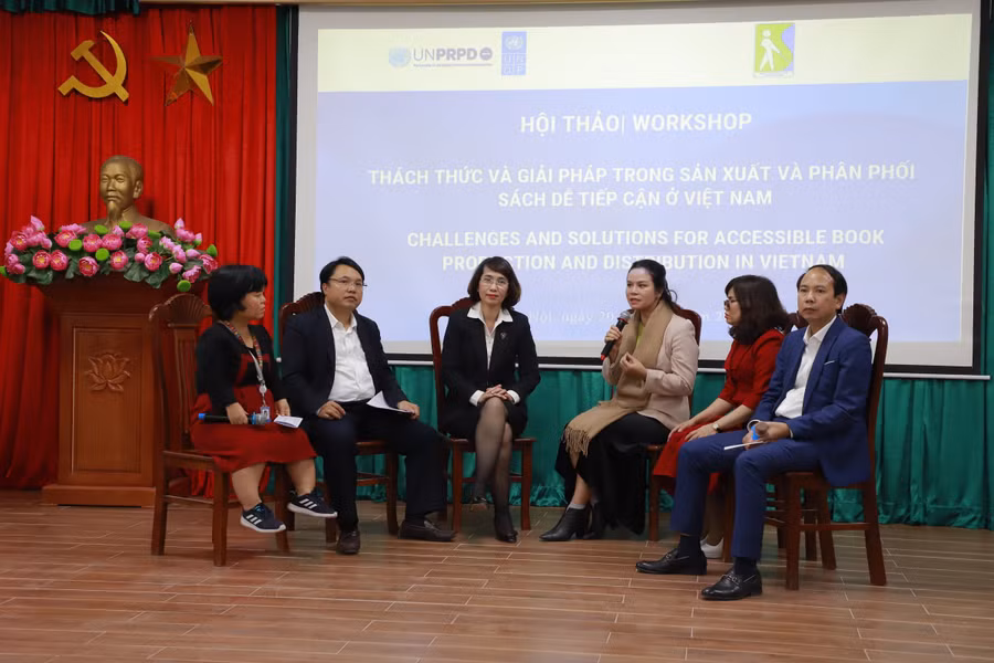 Các chuyên gia cùng trao đổi ý kiến tại hội thảo.