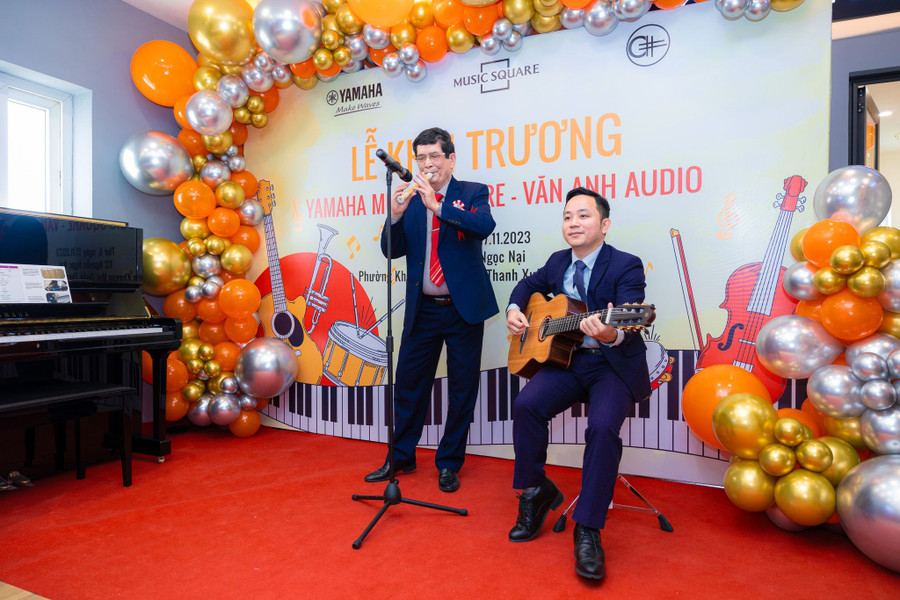 Ông Trần Văn Anh (phải) đệm đàn Guitar cho NSƯT Đức Liên trình bày bài "Bèo dạt mây trôi". Ông Trần Văn Anh (phải) đệm đàn Guitar cho NSƯT Đức Liên trình bày bài "Bèo dạt mây trôi".
