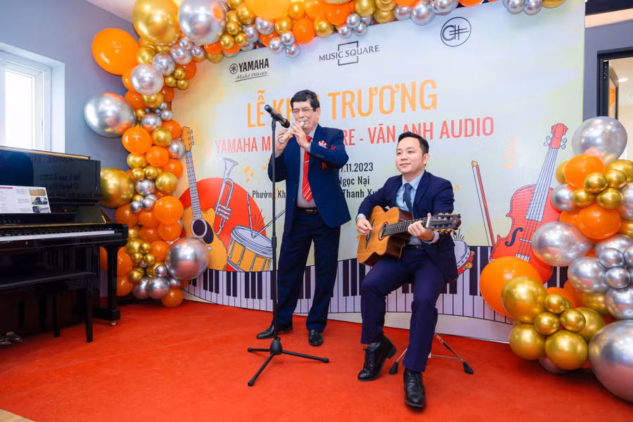 Ông Trần Văn Anh (phải) đệm đàn Guitar cho NSƯT Đức Liên trình bày bài "Bèo dạt mây trôi".