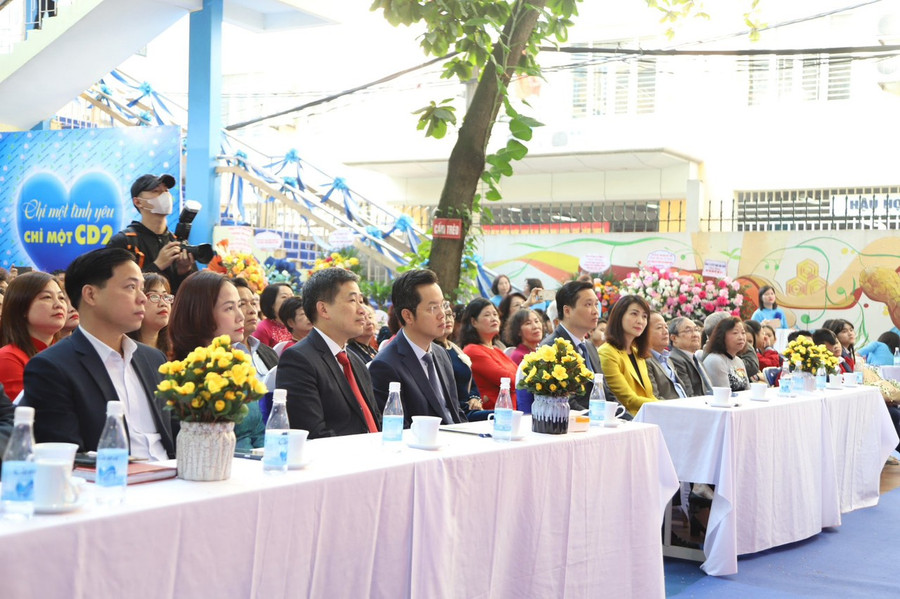 Lãnh đạo Quận ủy, HĐND, UBND quận Hoàn Kiếm cùng một số ban ngành trên địa bàn tới tham dự buổi lễ.