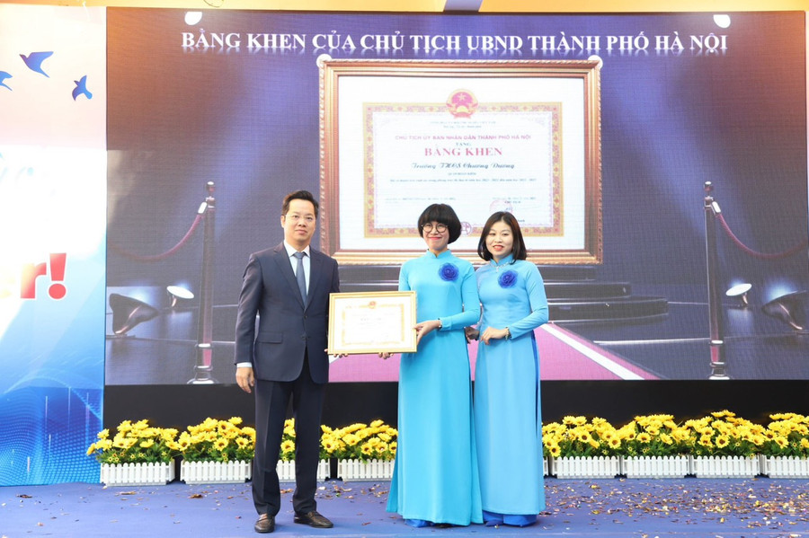 Bí thư Quận uỷ, Chủ tịch HĐND quận Hoàn Kiếm Vũ Đăng Định tặng Bằng khen của Chủ tịch UBND TP Hà Nội cho Trường THCS Chương Dương.