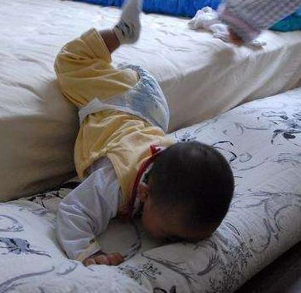 con nga tu tren giuong xuong dat, 90% cha me hanh dong sai lam dan den nguy hiem - 1