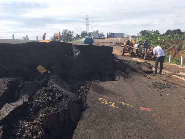 Con đường vừa hoàn thành đã xảy ra hiện tượng sụt lún, sạt lở kinh hoàng.