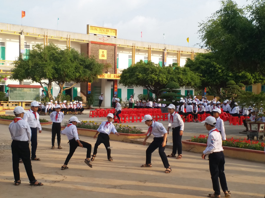 Học sinh Trường THCS Giao Phong vui chơi trước giờ chào cờ đầu tuần