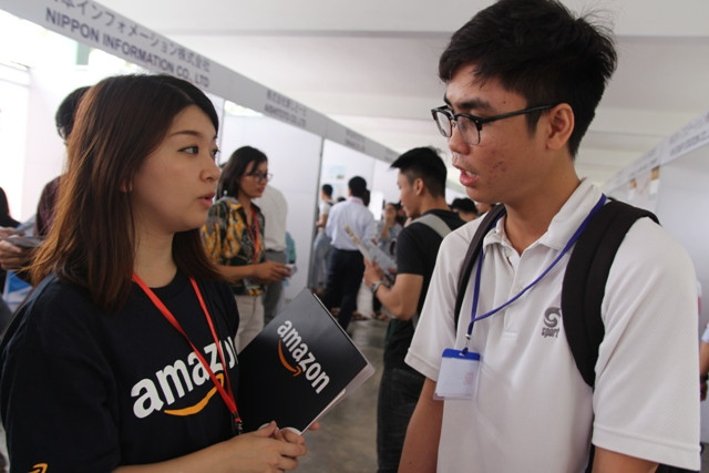 Nhiều sinh viên thể hiện khả năng giao tiếp bằng Anh và tiếng Nhật với nhà tuyển dụng.