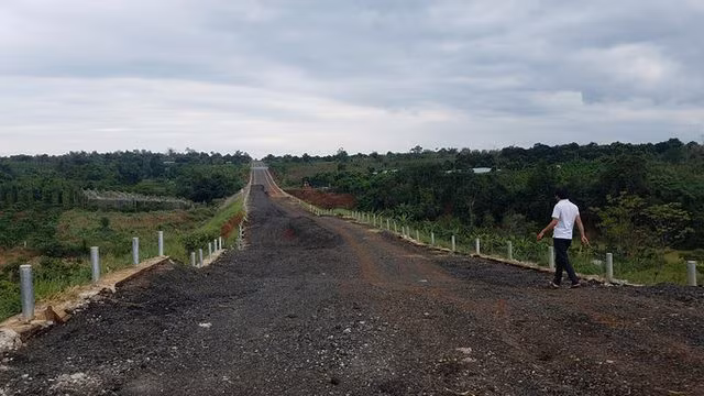 Hiện nay, mặt đường đã được cạo lớp nhựa trên bề mặt