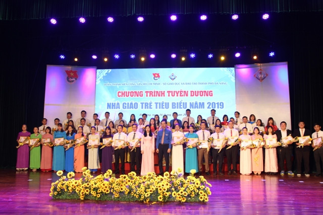 Đại diện Sở GD&ĐT TP Đà Nẵng; Thành Đoàn Đà Nẵng trao danh hiệu “Nhà giáo trẻ tiêu biểu” năm 2019.