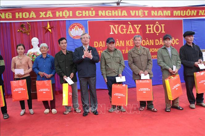 Thường trực Ban Bí thư Trần Quốc Vượng tặng quà cho hộ gia đình chính sách, hộ nghèo và hộ đạt danh hiệu gia đình văn hóa 3 năm liên tục. Thường trực Ban Bí thư Trần Quốc Vượng tặng quà cho hộ gia đình chính sách, hộ nghèo và hộ đạt danh hiệu gia đình văn hóa 3 năm liên tục.