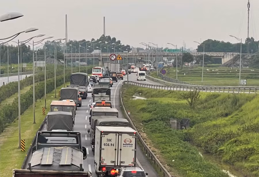 Ùn tắc giao thông 7 tiếng đồng hồ trên cao tốc Hà Nội Thái Nguyên.